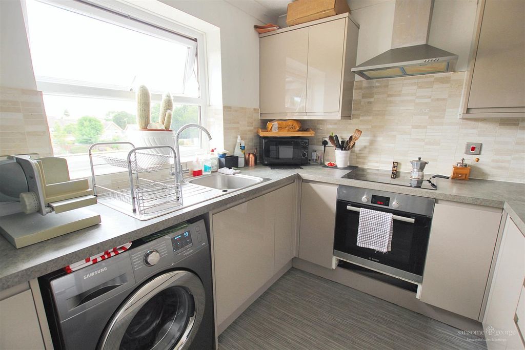 Property photo 2 of 10 Kitchen