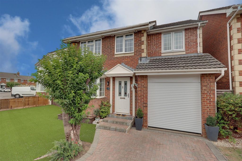 Property photo 1 of 18 27 Fosse Close Front Photo.Jpg