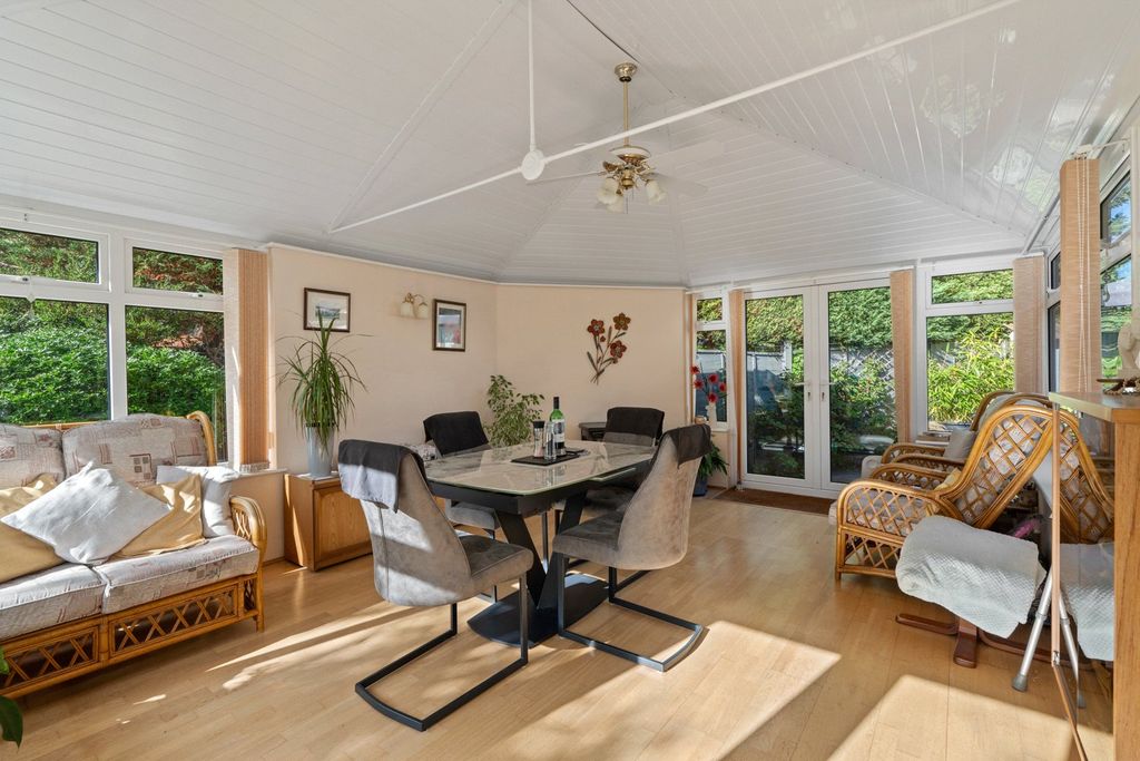 Property photo 2 of 32 Garden Room