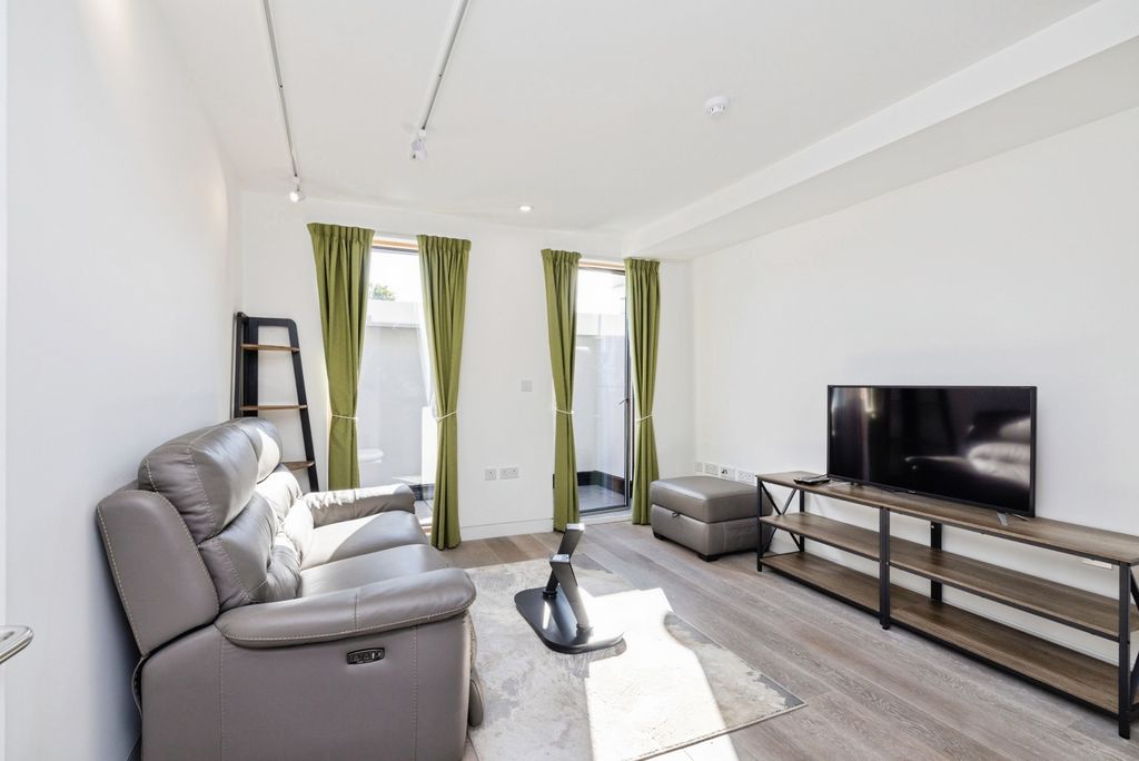 Property photo 1 of 16 Reception Room
