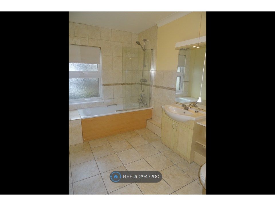 Property photo 3 of 8 Large Shared Bathroom
