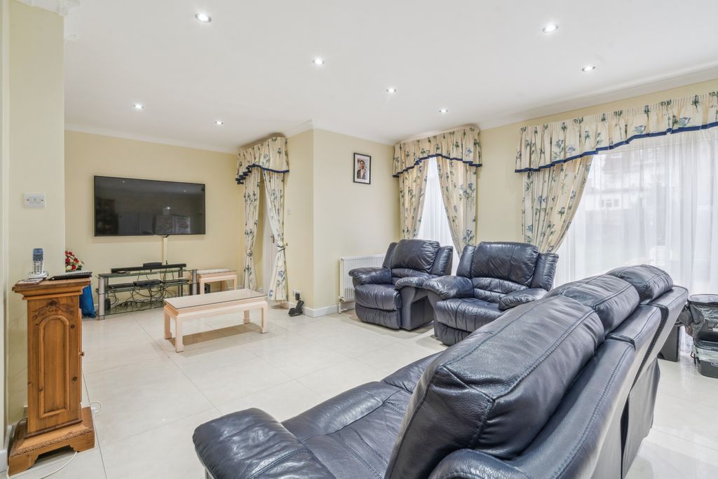Property photo 3 of 12