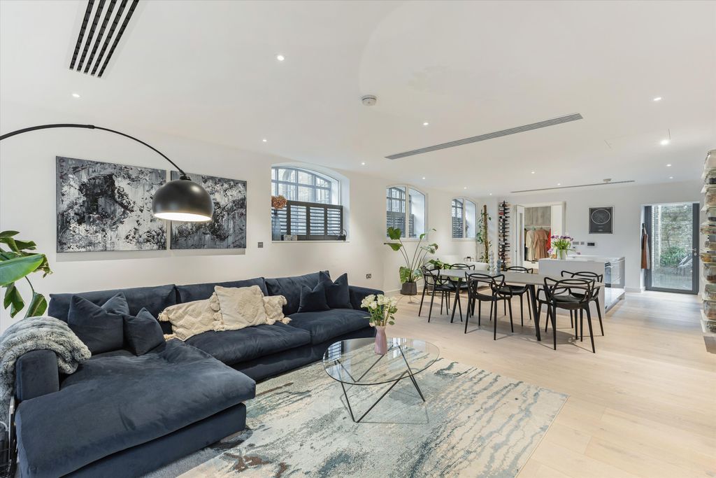 Property photo 3 of 19 Image