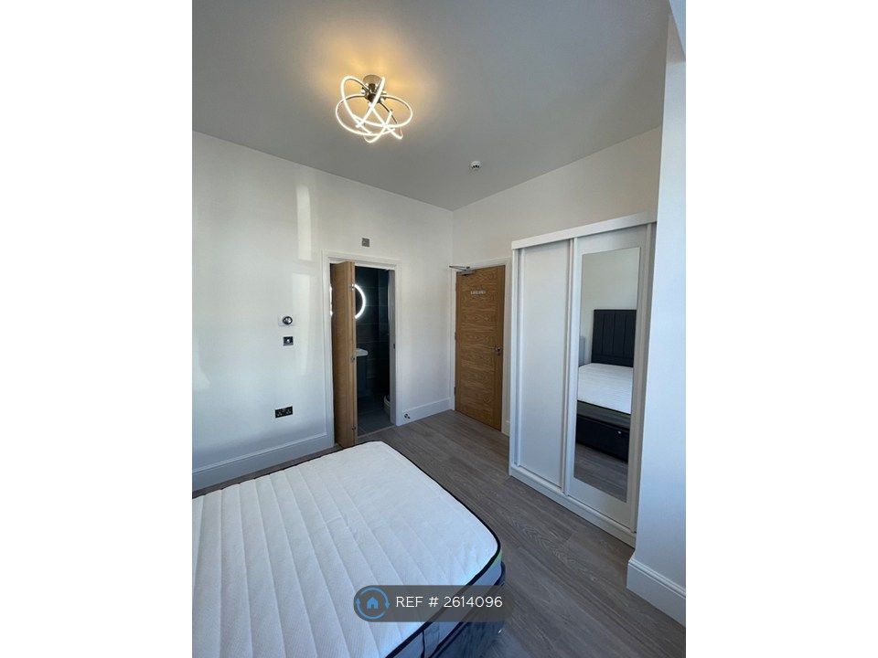 Property photo 2 of 10 Large Luxury En Suite Bedroom