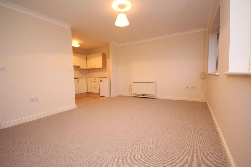 Property photo 1 of 7 George Williams Way 4 Lounge.Jpg