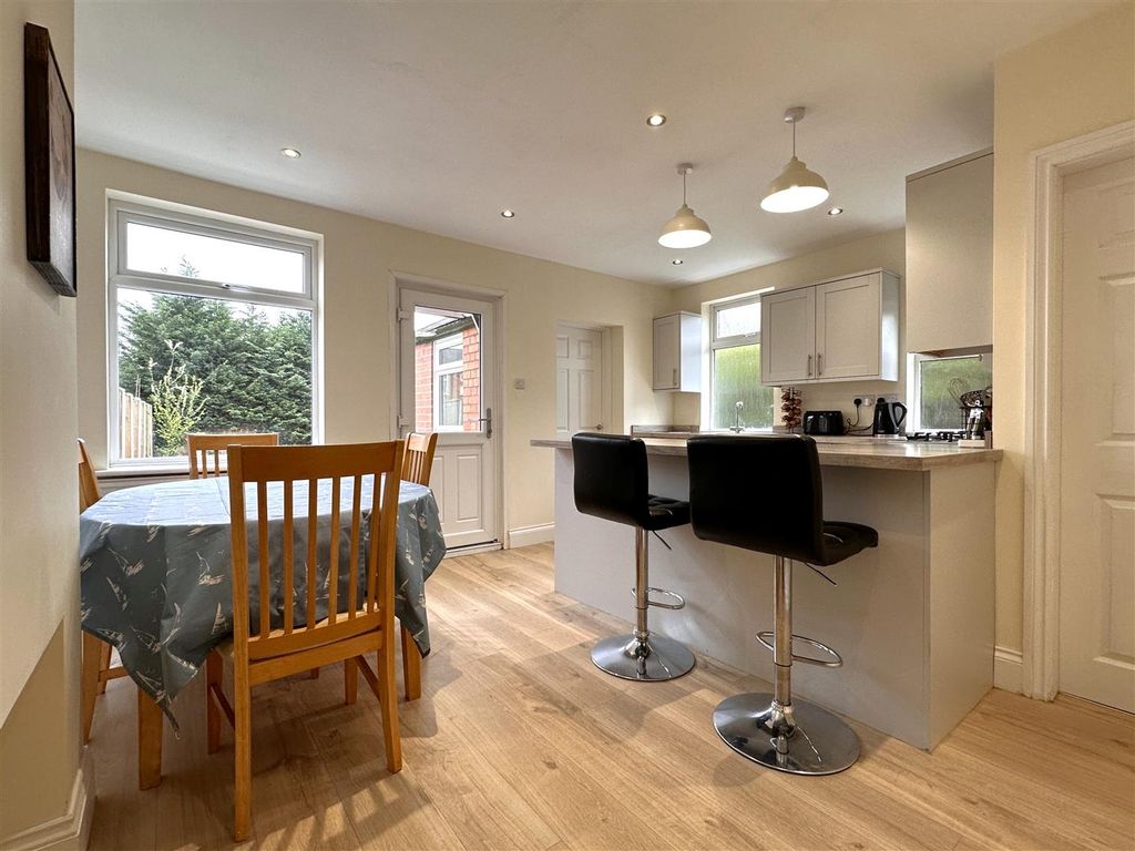 Property photo 2 of 20 Open-Plan Dining Kitchen 137