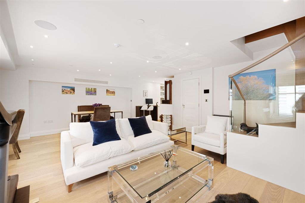 Property photo 2 of 9 Flat 1, 22 Buckingham Gate Hi-4.Jpg