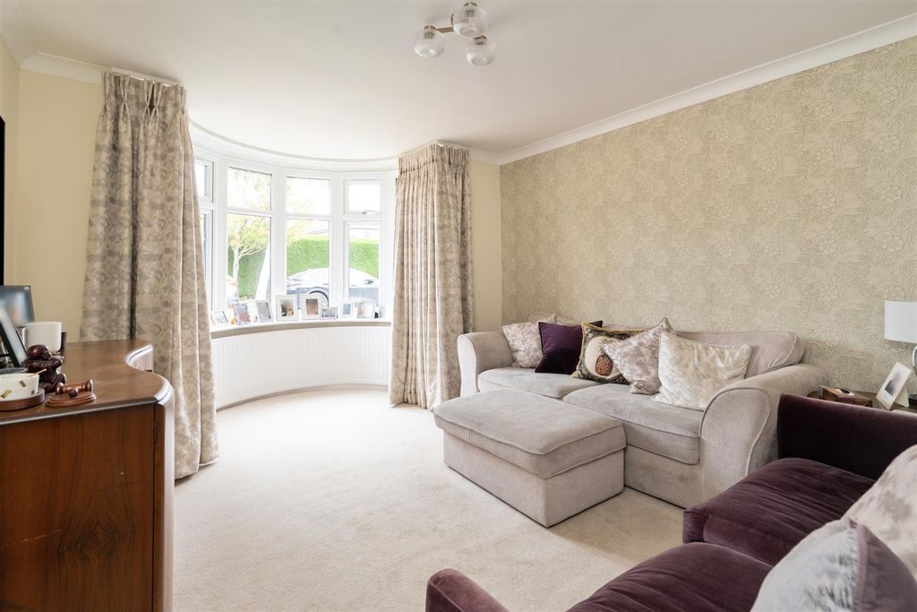 Property photo 2 of 13 43 Stoneleigh Road_7.Jpg