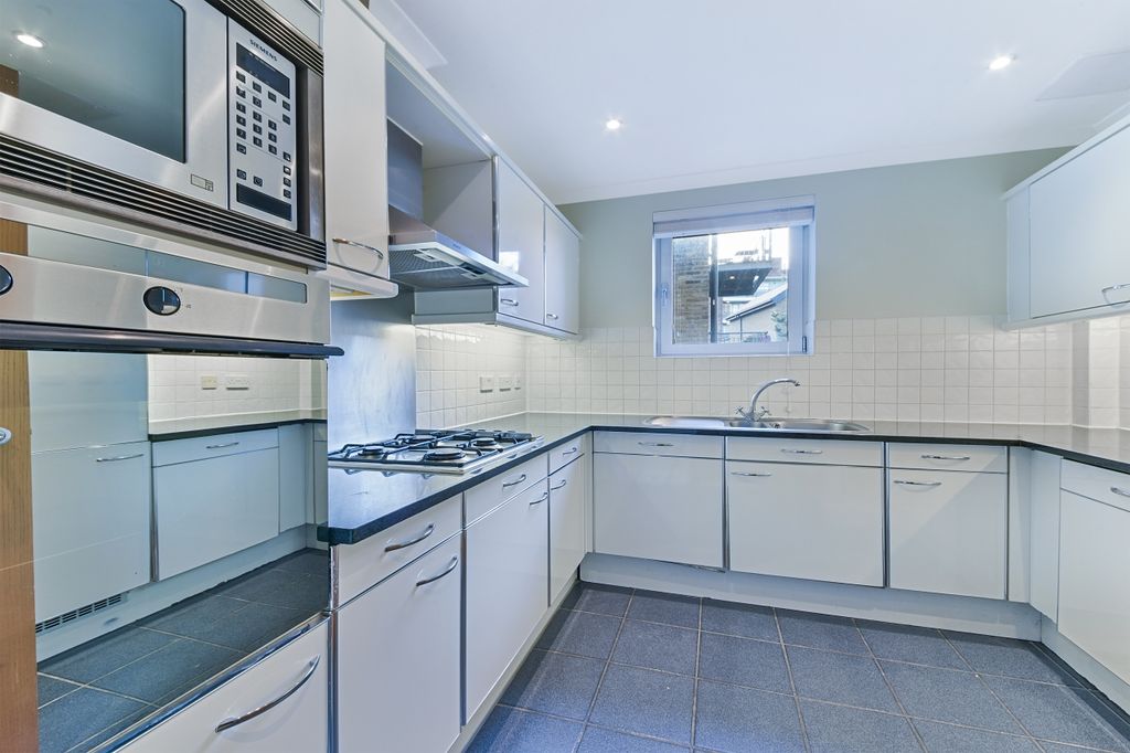 Property photo 3 of 11 Kitchen