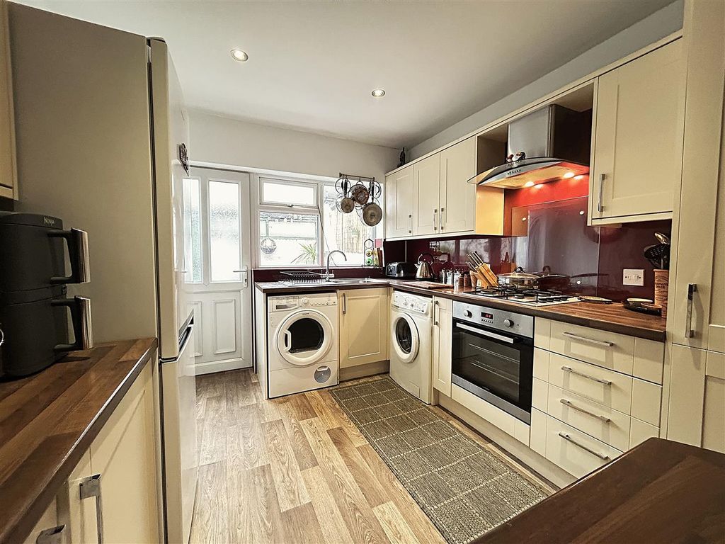 Property photo 3 of 12 Kitchen