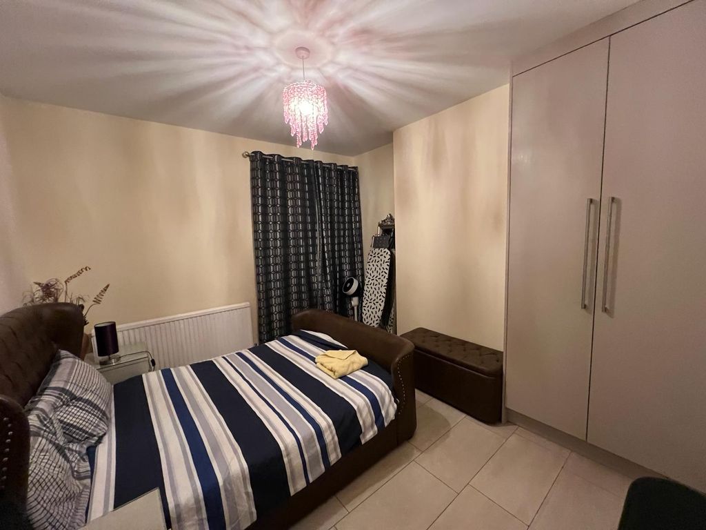 Property photo 1 of 7 Two Bedroom Two Bathrooms Close To Gants Hill Tube Station- £2400 Pcm