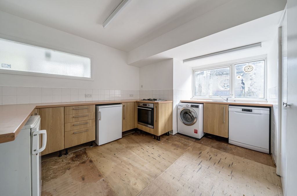 Property photo 3 of 8 Kitchen