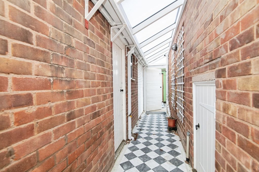 Property photo 3 of 15 Side Passage