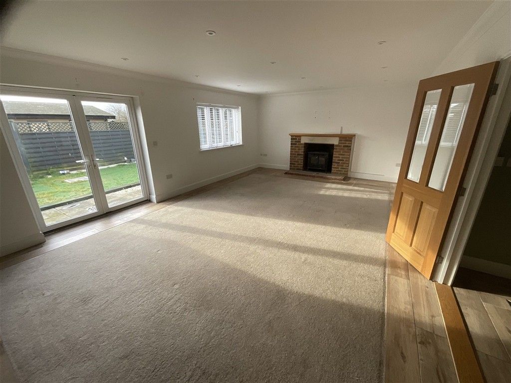 Property photo 3 of 13 Lounge