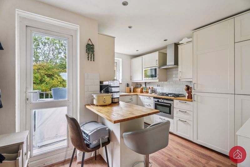 Property photo 3 of 12 Photo 4