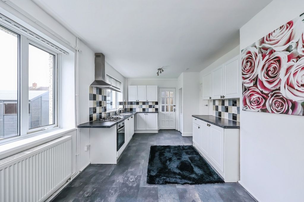 Property photo 2 of 23 Fitted Kitchen