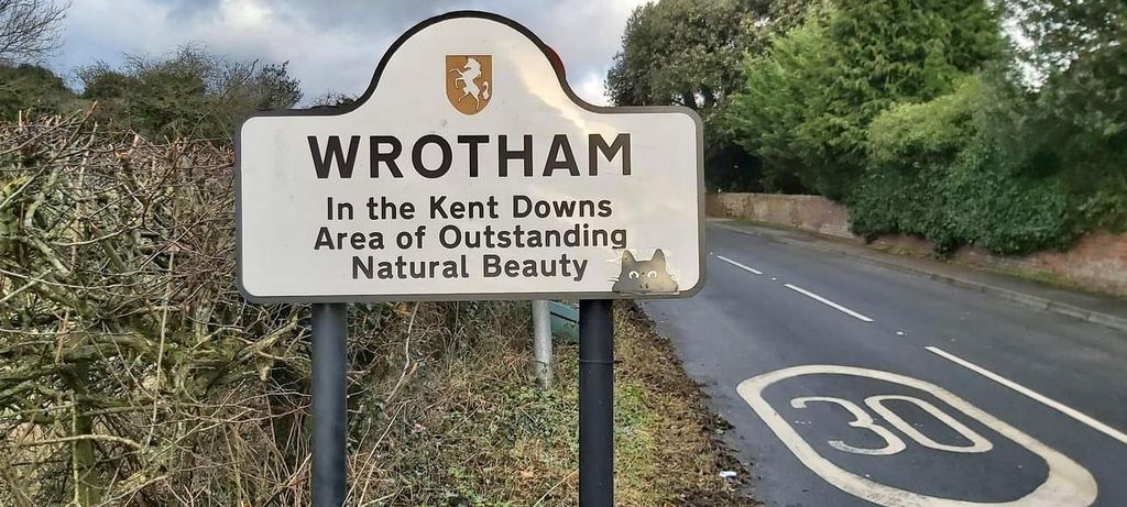 Property photo 2 of 43 Wrotham Village Sign
