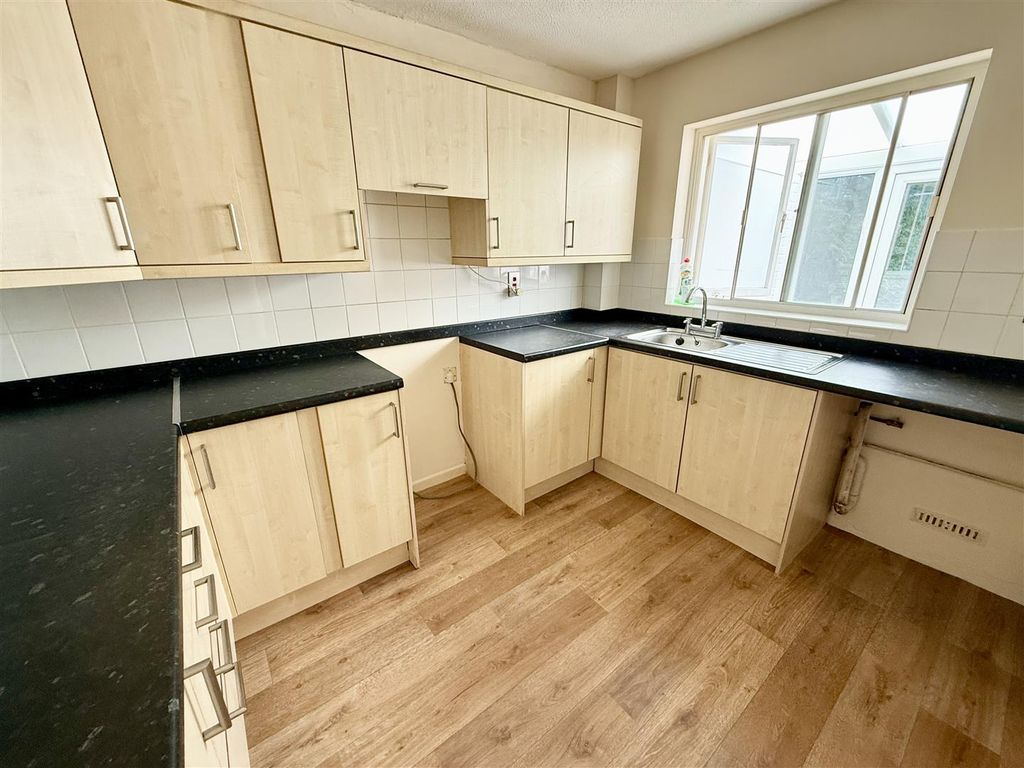 Property photo 3 of 14 Kitchen