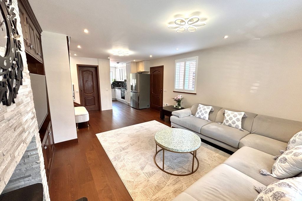 Property photo 2 of 14 Lounge 2