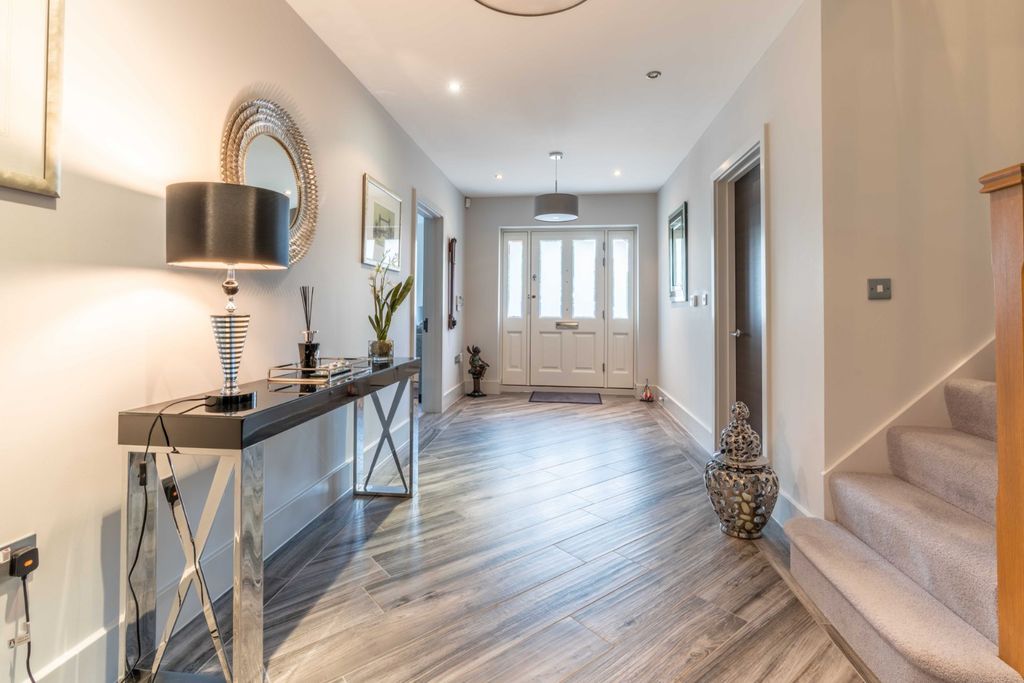 Property photo 2 of 17 Entrance Hallway