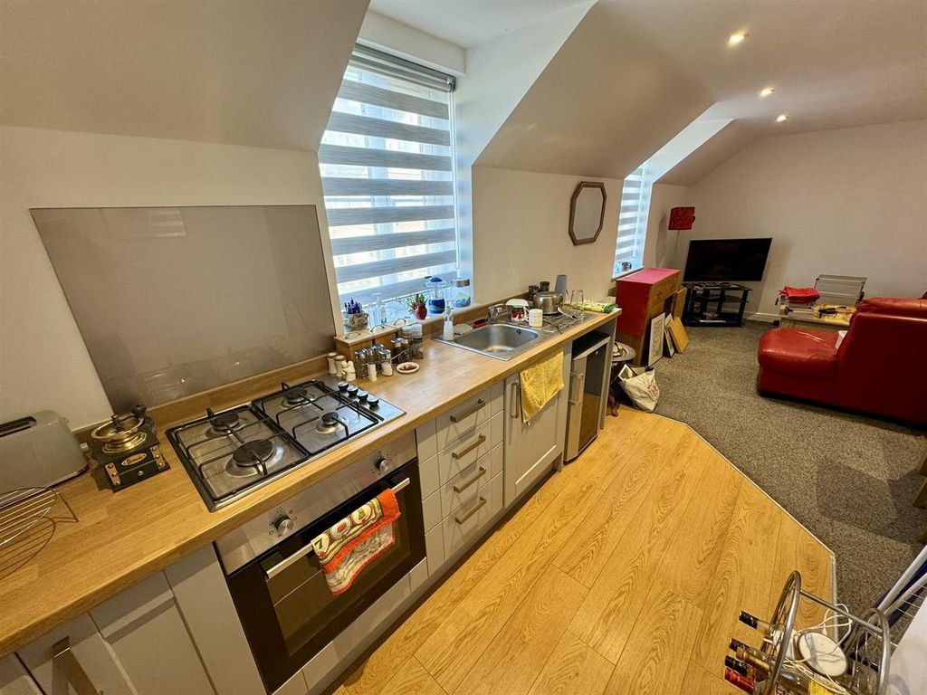 Property photo 3 of 10 Kitchen (2/3)