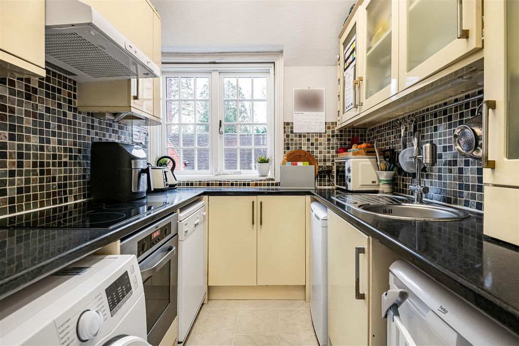 Additional image 9 of 2 bed flat for saleSomerlea, Court Road, Maidenhead SL6