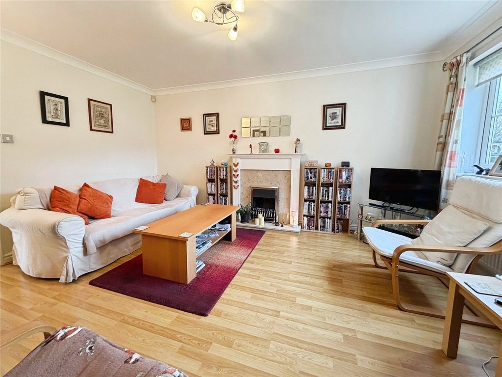 Property photo 3 of 18 Lounge