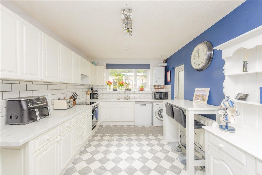 Property photo 3 of 12 Kitchen