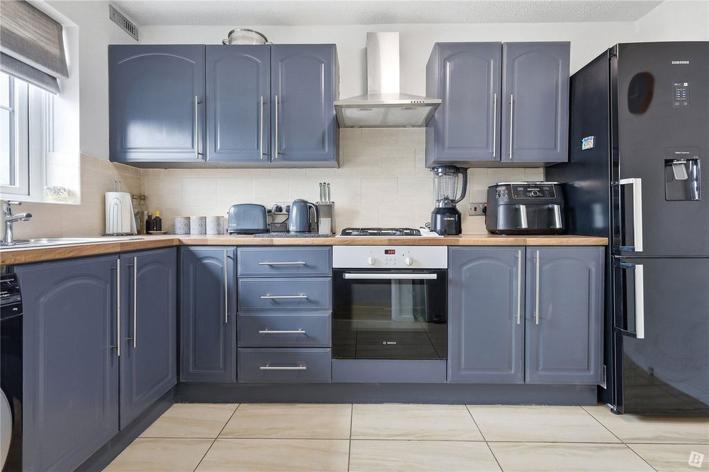 Property photo 3 of 8 Kitchen