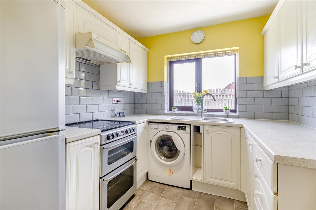 Property photo 3 of 17 8652677-Interior08.Jpg