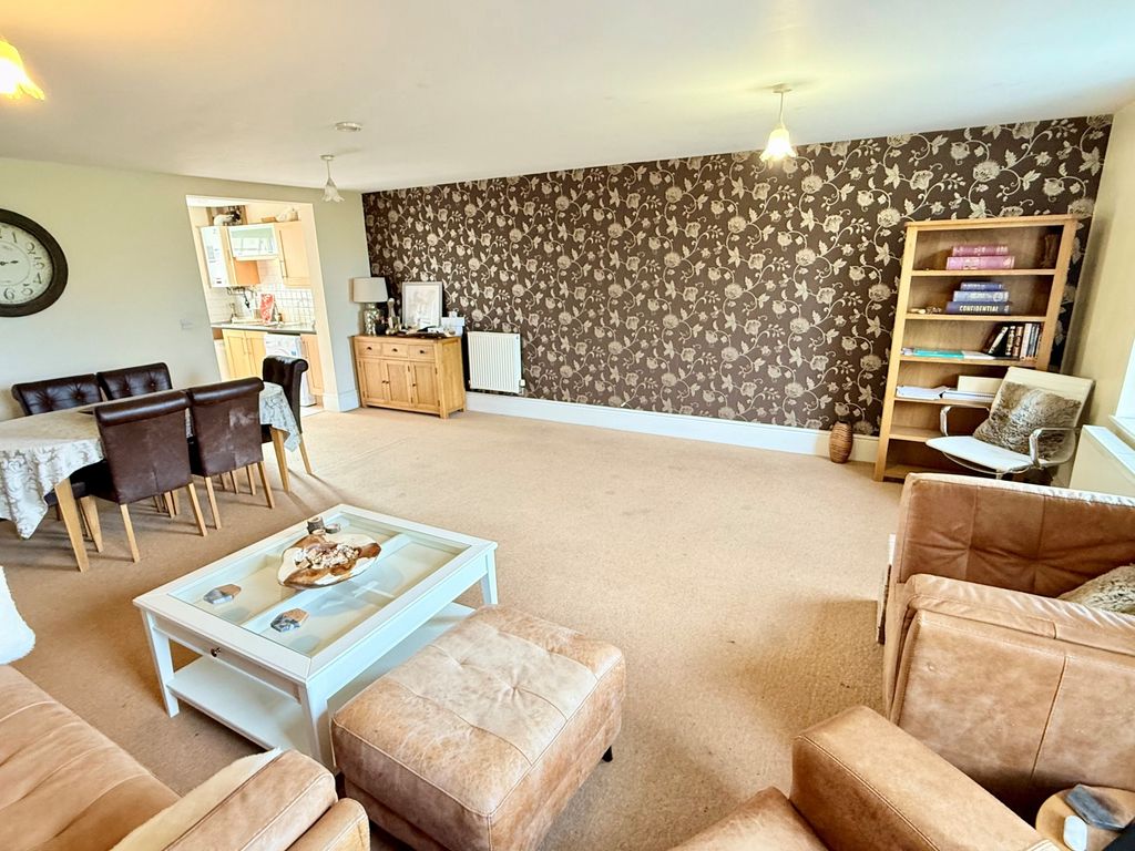 Property photo 3 of 8 Lounge