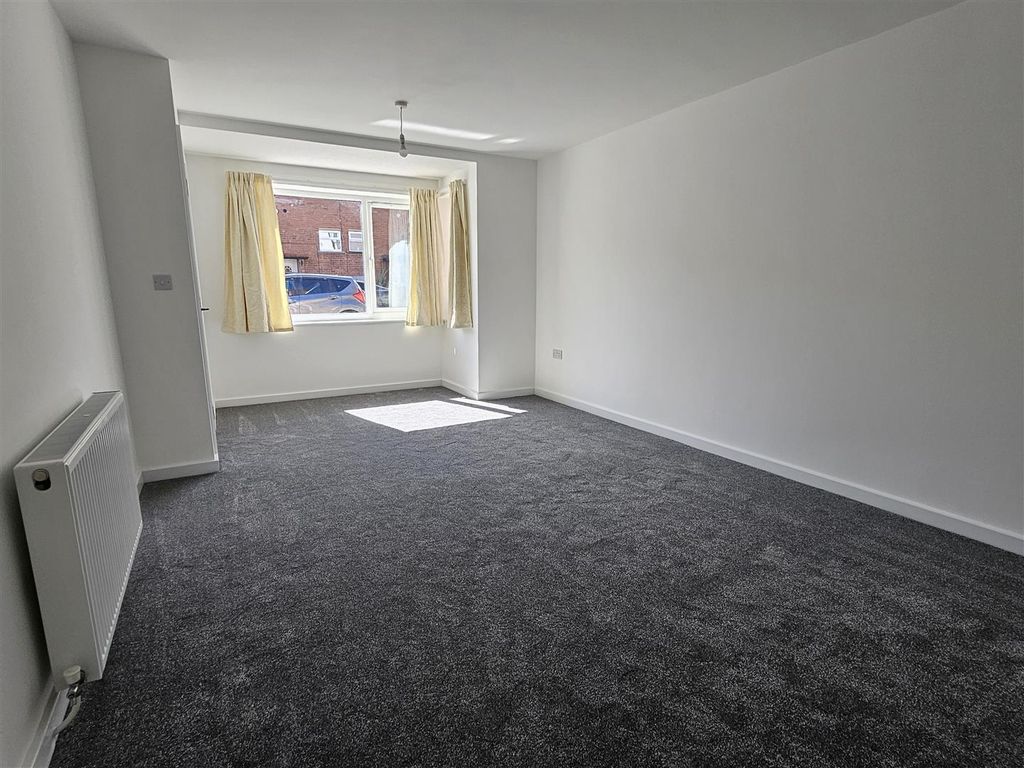 Property photo 3 of 11 Lounge