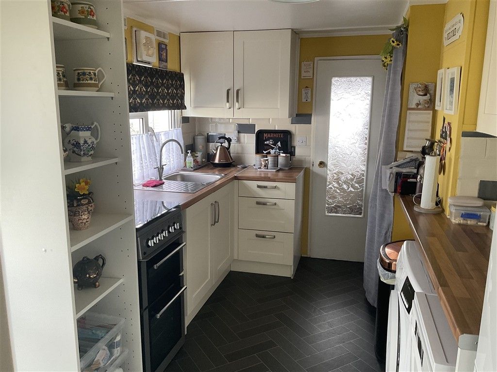 Property photo 2 of 6 Kitchen