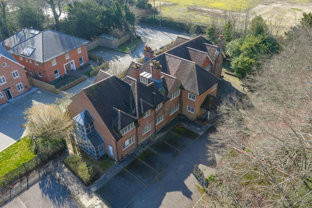 Property photo 2 of 6 11-Four_Chimneys_Winton_Close_So22.Jpg