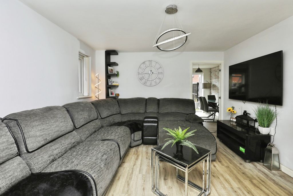 Property photo 3 of 15 Lounge
