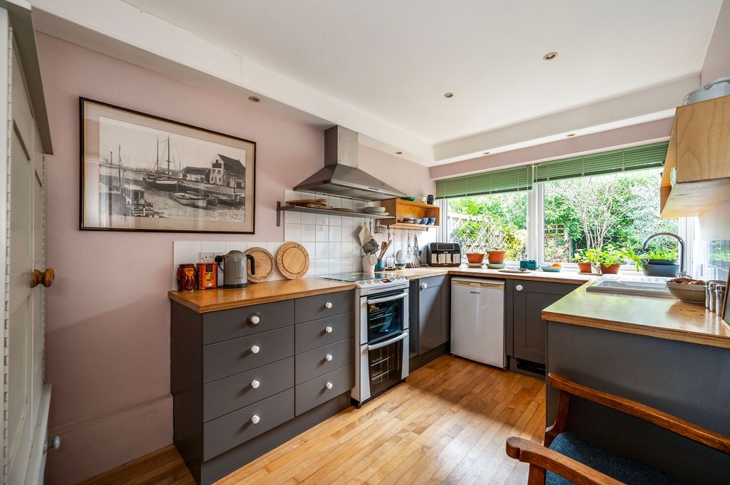 Property photo 2 of 25