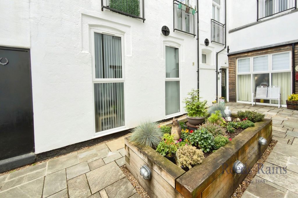 Property photo 1 of 11 Courtyard