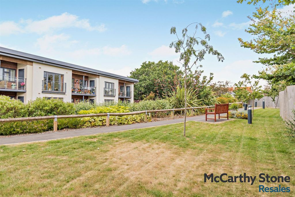 Property photo 2 of 17 Communal Gardens