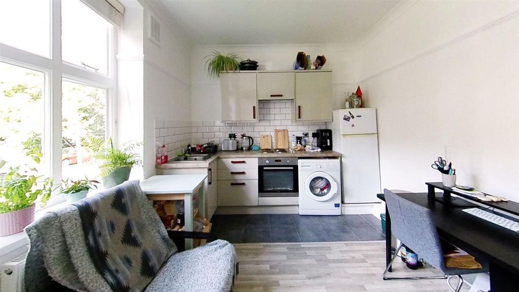 Property photo 1 of 5 Oakfield-Court-N8-Kitchen.Jpg