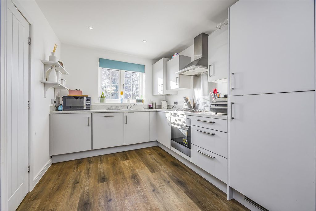 Property photo 2 of 15 37 Admiralty Crescent, Havant-Porticomarketing-Nex