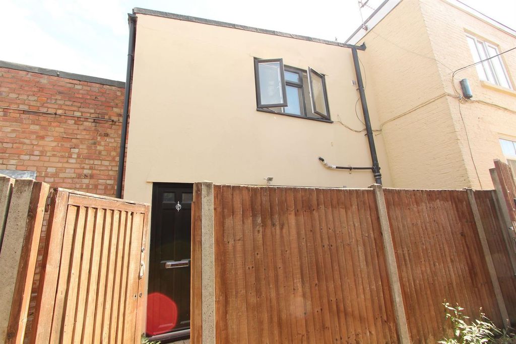 Property photo 2 of 11 Manley Court, N16