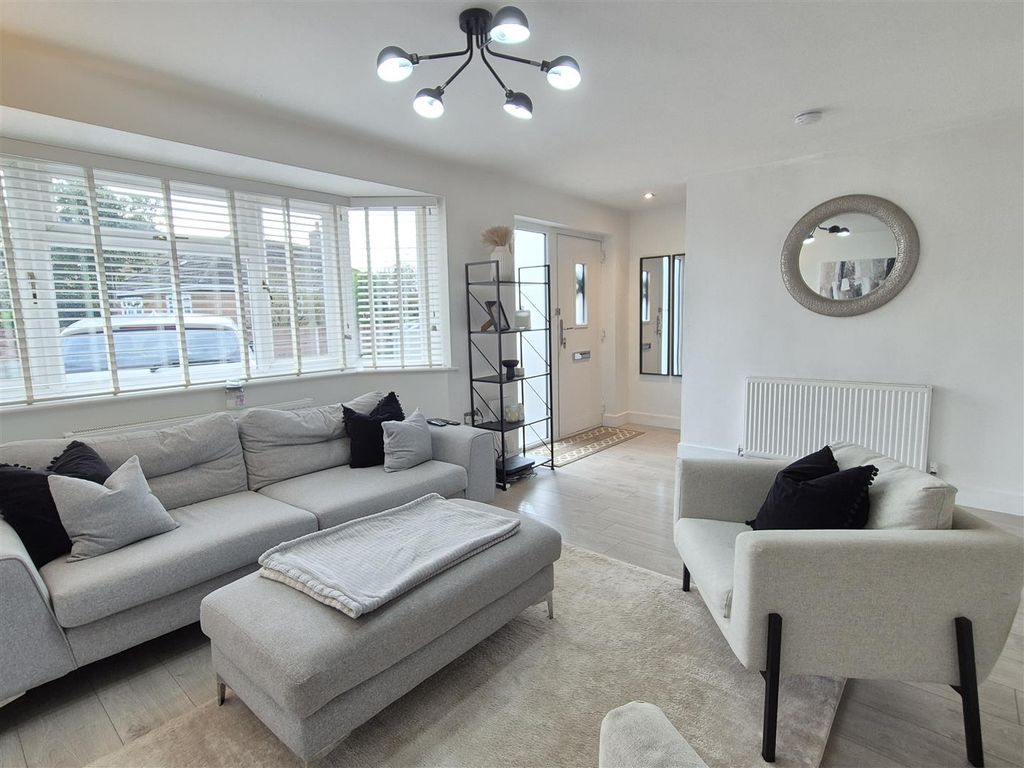 Property photo 2 of 19 Lounge