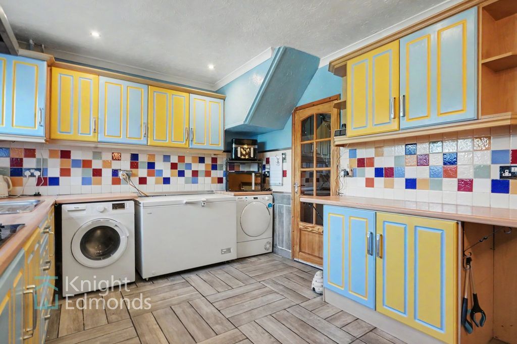 Property photo 3 of 21 Kitchen