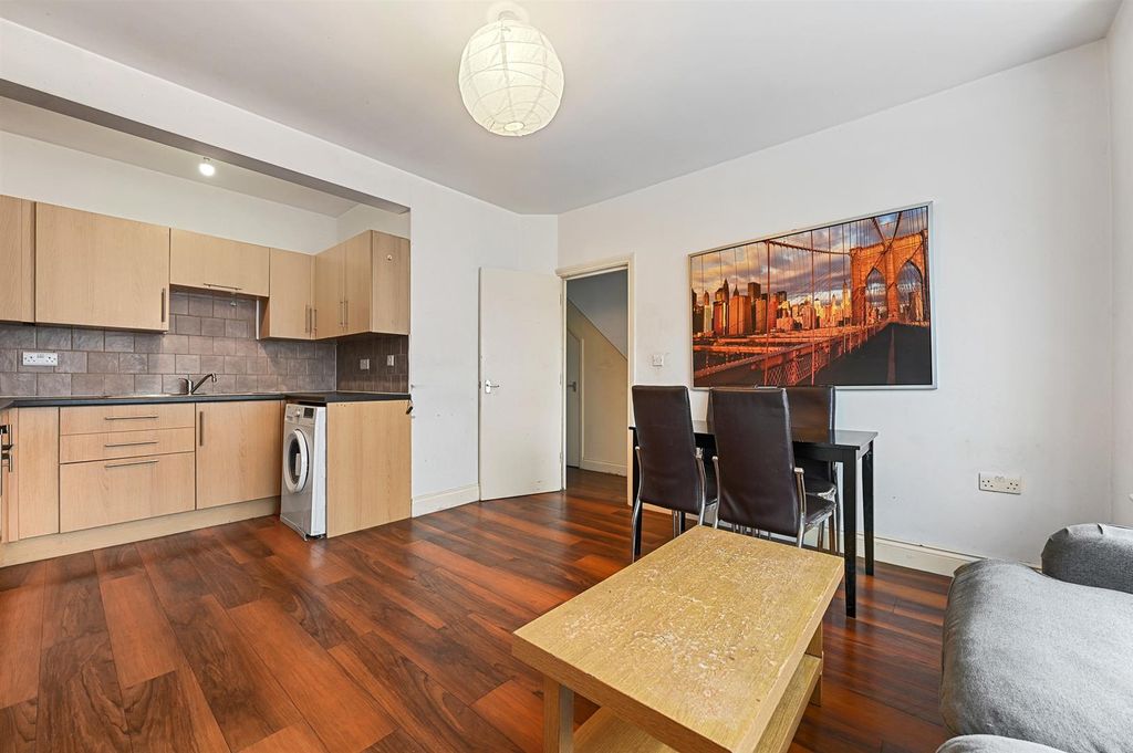 Property photo 3 of 10 Lr - Flat 1, 54 Grampian Gardens - 7 (1).Jpg