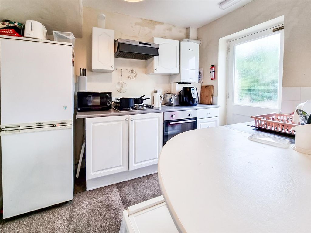 Property photo 2 of 8 Kitchen