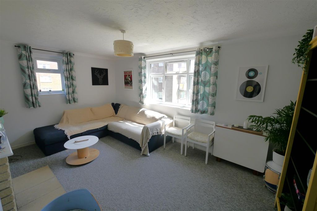 Property photo 3 of 12 Lounge