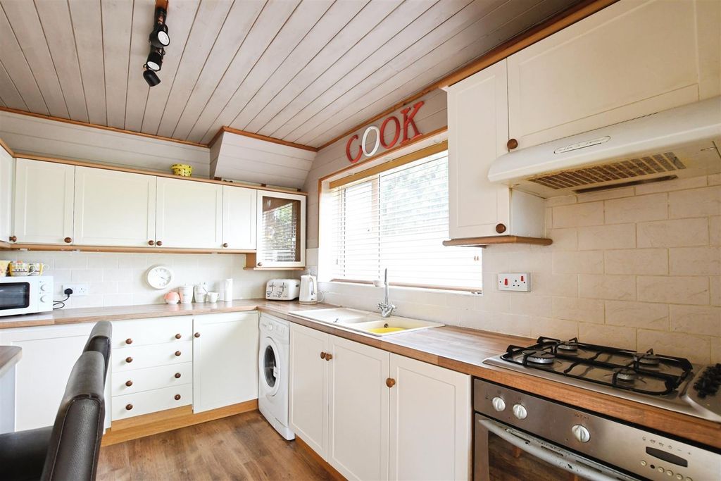 Property photo 3 of 22 Fitted Kitchen