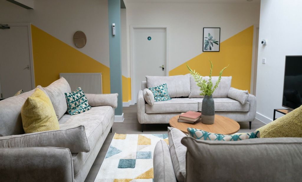 Property photo 1 of 5 A Spacious And Stylish Modern Living Room, Perfect...