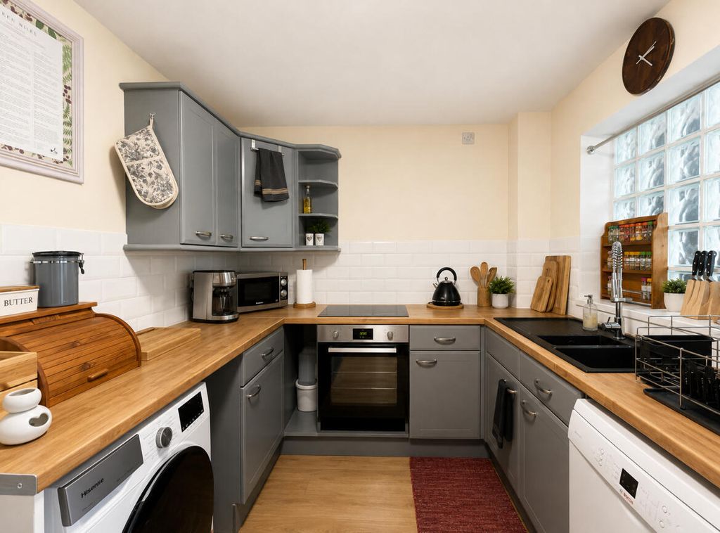 Property photo 3 of 11 Kitchen