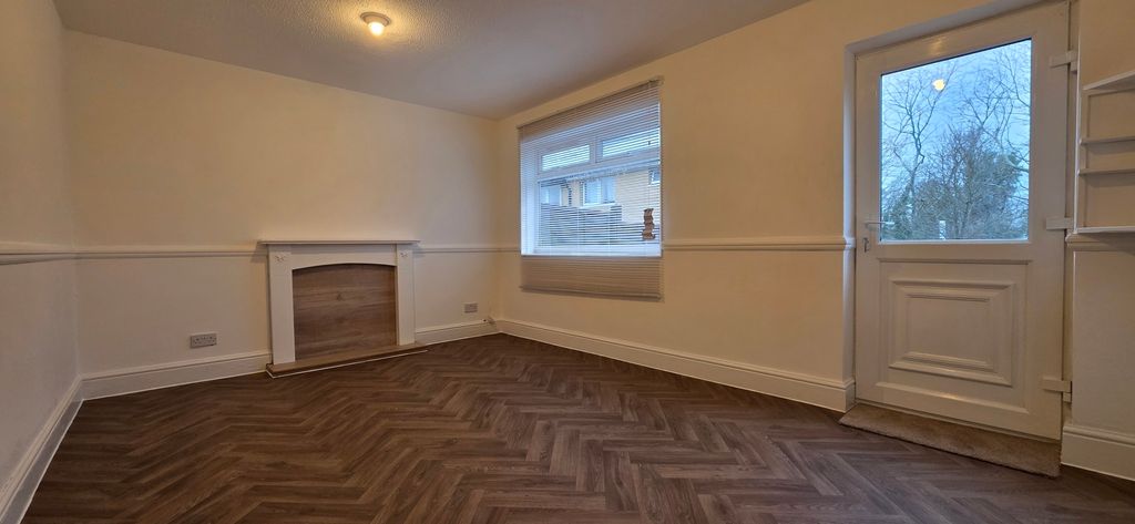 Property photo 2 of 12 Livingroom